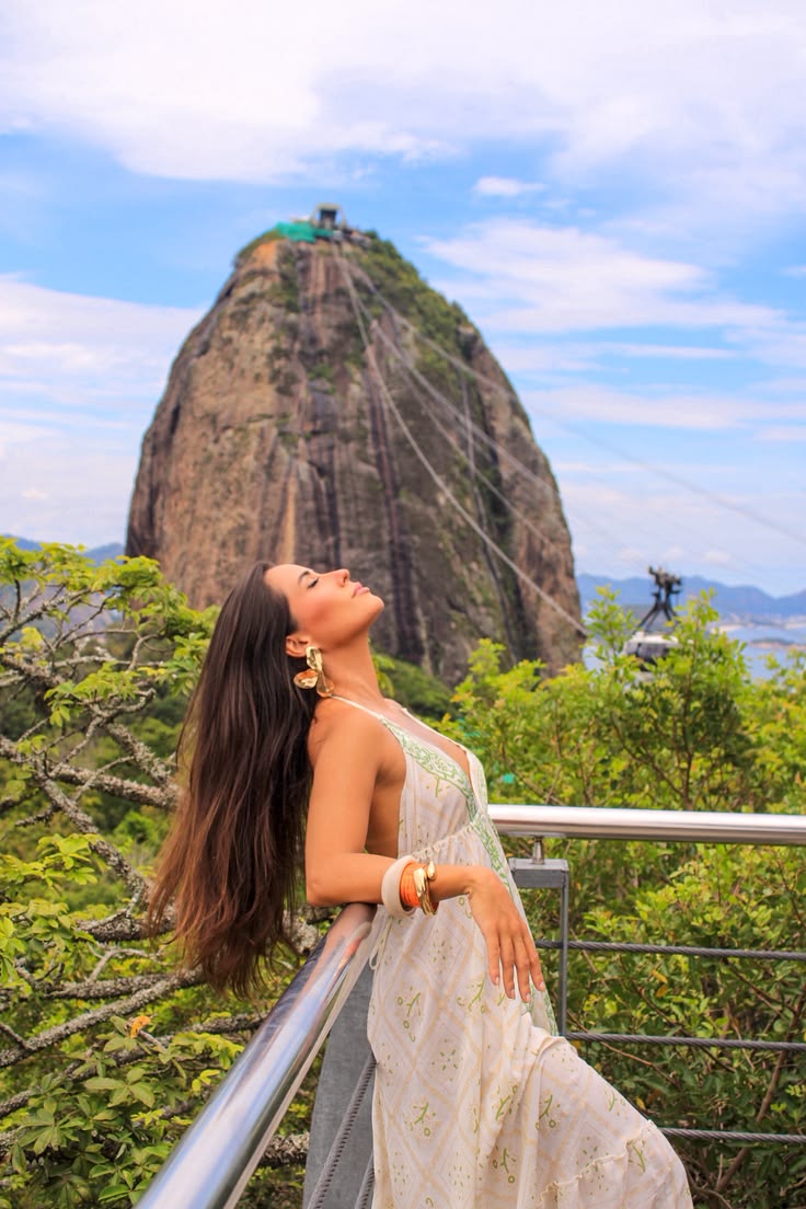 Mulher contemplando a vista com o Pão de Açúcar ao fundo
